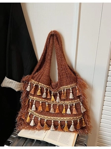 Grand sac cabas bohème en maille avec pompons colorés pour femme en voyage
