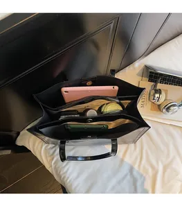 Innenansicht der schwarzen Leder-Shopper-Tasche mit großem Fach und Mehrfach-Trennung