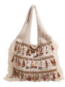 Sac fourre-tout bohème en tricot avec glands multicolores et franges blanches sur fond blanc