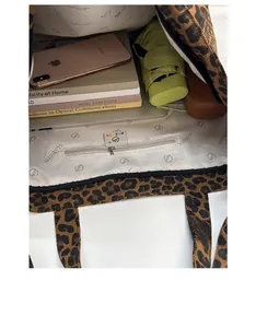 Vue de dessus d'un sac cabas léopard montrant l'intérieur spacieux et la poche zippée
