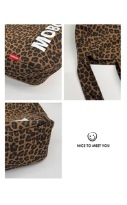 Coutures détaillées et texture du sac cabas en toile léopard avec étiquette Moborn