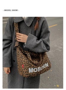 Détail du sac cabas en toile léopard avec bandoulière réglable et logo MOBORN imprimé