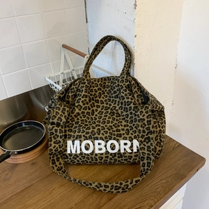 Vue détaillée du grand sac cabas en toile léopard avec logo MOBORN et bandoulière réglable