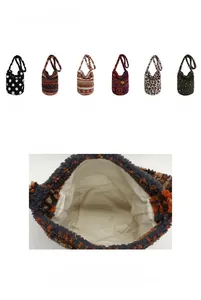 Vue détaillée de la doublure de ce sac seau en peluche et diverses options de motifs