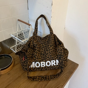 Grand sac cabas en toile léopard avec deux poignées et logo MOBORN sur le devant