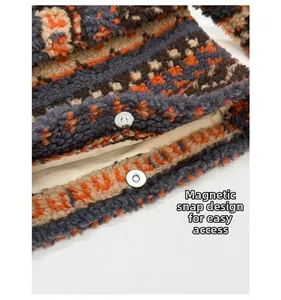 Détail du fermoir magnétique sur un sac cabas en peluche aux motifs géométriques tissés