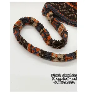 Détail de la bandoulière en peluche douce aux couleurs mixtes et texture granuleuse