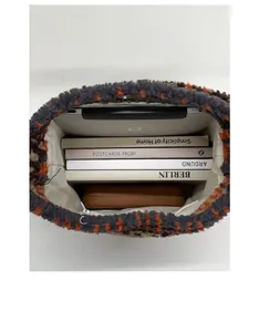 Vue intérieure de ce grand sac fourre-tout en peluche avec livres et tablette