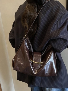 Sac cabas rétro en cuir marron foncé avec boucle dorée pour un style élégant de bureau