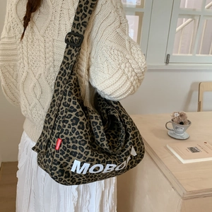 Détail du grand sac cabas en toile à imprimé léopard avec bandoulière ajustable