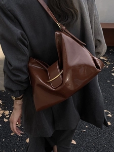 Sac fourre-tout rétro minimaliste marron foncé brillant avec boucle dorée et texture plissée