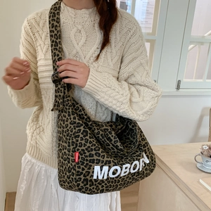 Détail du sac cabas en toile à imprimé léopard avec grande capacité et bandoulière