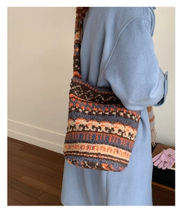 Texture détaillée du grand sac cabas en polaire avec motifs ethniques géométriques