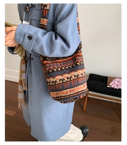 Détail d'un sac seau en peluche à motifs géométriques avec une texture laine d'agneau