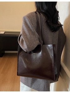 Große Tragetasche in Tiefkaffee aus glänzendem Leder im Vintage-Stil mit Schultergurten
