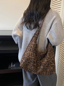 Retro leopard print tote bag with large capacity and brown straps for daily commute