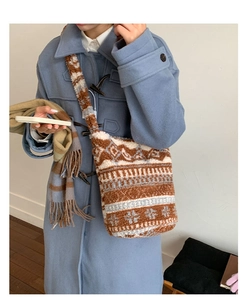 Détail du sac cabas en peluche avec motif de vagues et texture en fausse fourrure douce