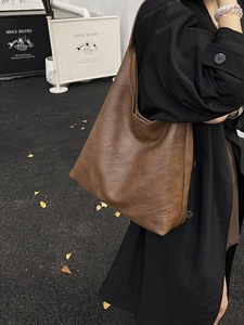 Retro brown leather large capacity tote bag with vintage texture and wide shoulder strap