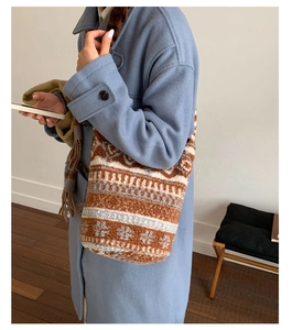 Vue détaillée du sac cabas en polaire à motif tribal porté avec un manteau en laine