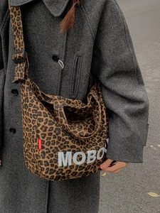 Grand sac fourre-tout en toile léopard avec lettrage MOBORN et bandoulière réglable
