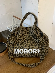 Sac fourre-tout tendance en toile léopard avec logo MOBORN et bandoulière réglable