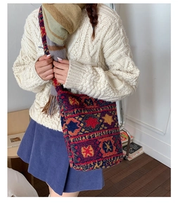 Détail du motif géométrique en maille jacquard sur le sac en peluche pour l'automne