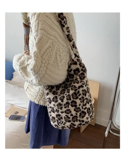 Détail d'un grand sac cabas en peluche léopard porté dans un cadre d'hiver chaleureux