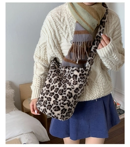 Vue détaillée d'un sac cabas en peluche léopard porté sur un pull beige en hiver
