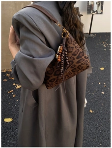 Détail du sac à bandoulière léopard avec perles en bois et longs glands à franges