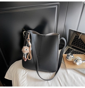 Vue détaillée du sac seau en cuir grainé noir avec une doublure en suède gris élégante