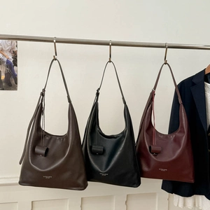 Sacs cabas minimalistes en cuir marron noir et bordeaux avec un design hobo spacieux