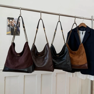 Gesteppte Leder-Hobotaschen mit Kettenriemen in Burgund, Braun, Schwarz und Karamellfarben