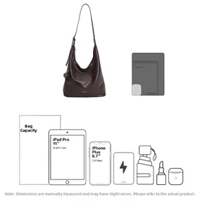 Vue détaillée du grand sac hobo marron montrant sa capacité pour tablette 11 pouces et mobile