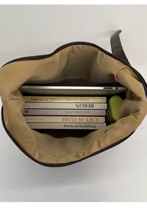 Intérieur spacieux du sac cabas marron montrant le rangement pour ordinateur