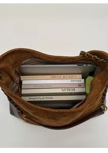 Innenansicht der braunen Wildleder-Tote-Bag mit großem Fach für Laptop und Bücher