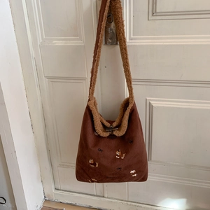 Brown suede tote bag with lamb wool trim and puppy embroidery for autumn fashion