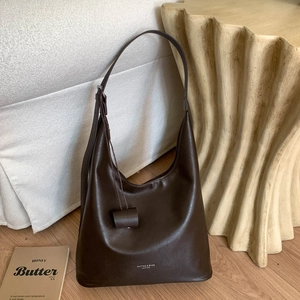 Dettaglio della grande borsa hobo in pelle marrone caffè con tracolla regolabile