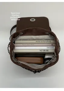 Vue détaillée du compartiment intérieur spacieux du sac à dos seau en daim marron