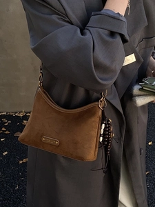 Sac bandoulière vintage en daim marron avec pendentif élégant à pompons ethniques en perles