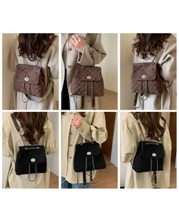Vues détaillées de sacs à dos vintage en daim matelassé avec des lanières en chaîne