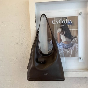 Détail du grand sac hobo en cuir marron foncé avec bandoulière et mini pochette amovible
