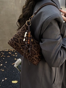 Sac à bandoulière vintage léopard en daim avec pompon en perles de bois et détails dorés