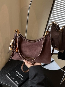 Sac bandoulière vintage en daim marron avec perles en bois rétro et boucle métallique