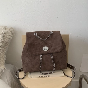 Détail du sac à dos rétro en daim marron avec surpiqûres losanges et fermoir en métal