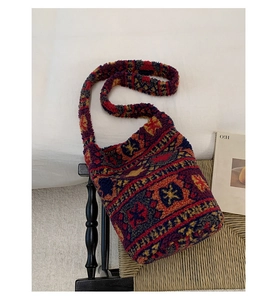 Détail du motif ethnique et de la texture en laine d'agneau sur le sac seau en peluche