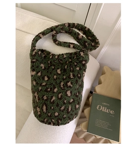 Vue détaillée du sac seau en peluche à imprimé léopard vert avec une texture douce