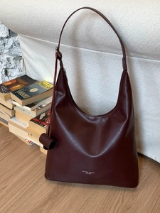Borsa a spalla in pelle bordeaux dal design minimalista per il pendolarismo chic