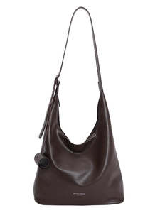 Borsa a spalla in pelle marrone scuro dal design minimalista con tracolla regolabile