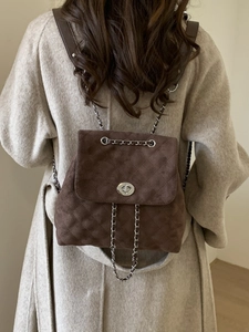 Sac à dos vintage en daim matelassé marron foncé avec fermoir rotatif et bandoulière chaîne