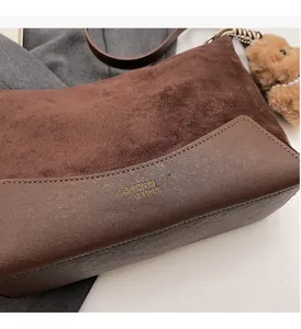 Detailansicht der braunen Wildledertasche mit strukturiertem Leder und Hamster-Anhänger